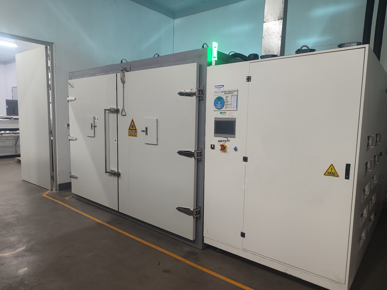 Bộ điều khiển HMI trên buồng thử nghiệm walk-in – dịch vụ sửa bộ điều khiển tủ thử nghiệm