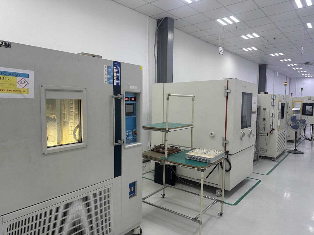 Dãy buồng thử nghiệm nhiệt độ – độ ẩm trong phòng lab nhà máy, nơi thường gặp lỗi TEMP ERR / HUMI ERR tủ thử nghiệm