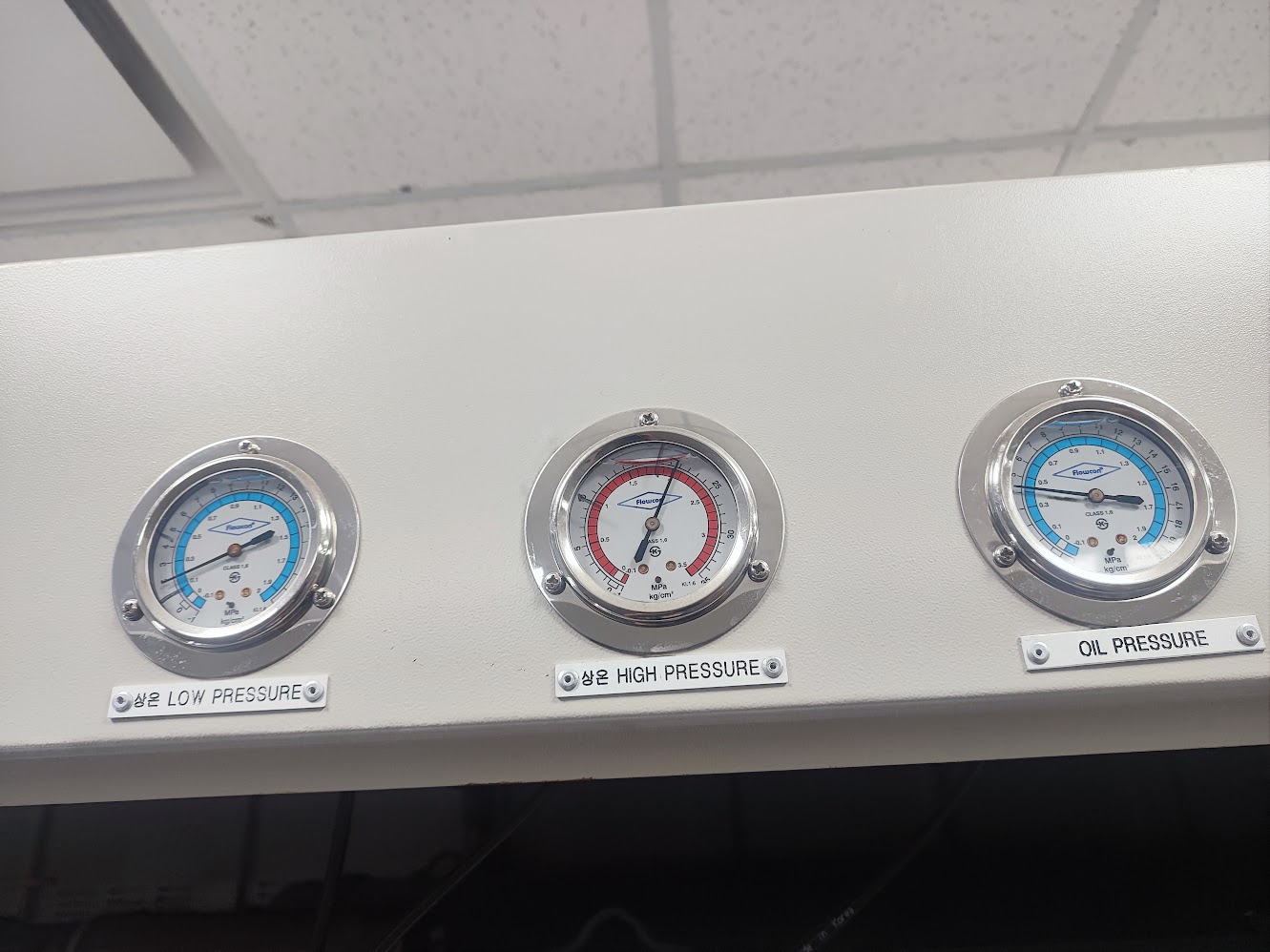 Đồng hồ áp suất cao, áp suất thấp và áp dầu trên chiller báo lỗi áp suất cao