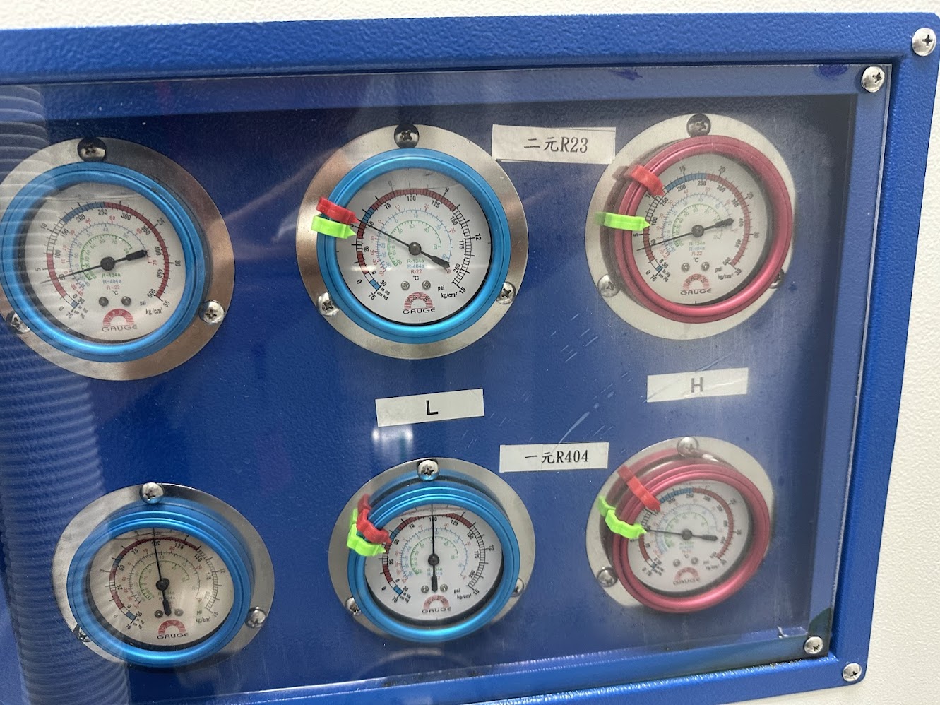 Đồng hồ áp suất hệ cascade R23 và R404 khi sửa tủ sốc nhiệt cascade