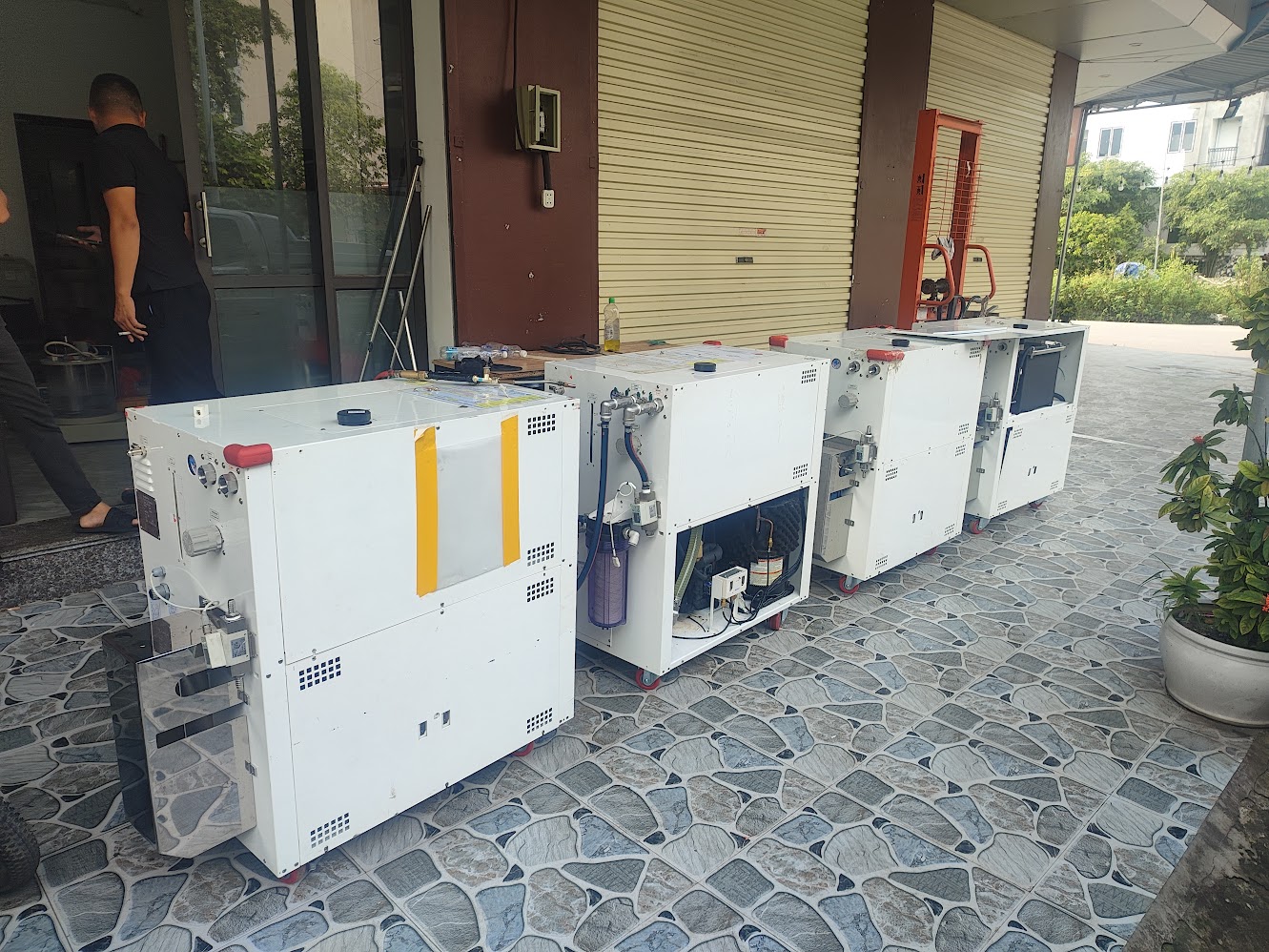 Hệ thống nhiều chiller công nghiệp lắp đặt tại nhà máy