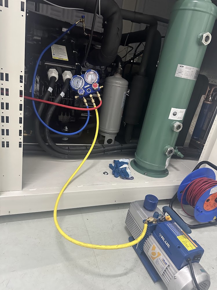 Hút chân không và nạp môi chất khi sửa chữa chiller máy ép nhựa