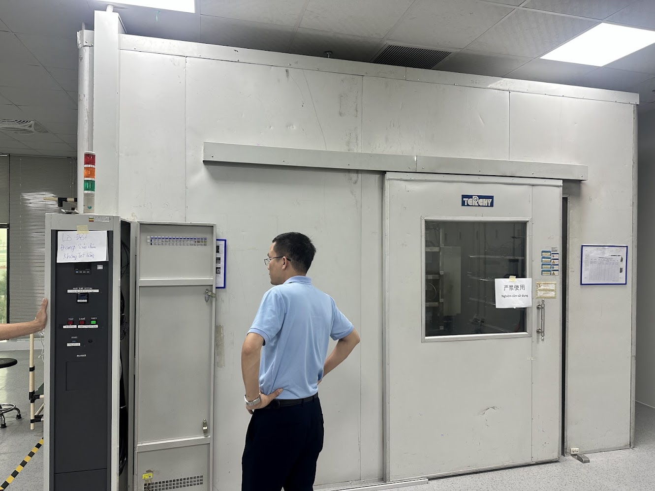Kỹ sư nghiệm thu sau khi sửa tủ sốc nhiệt tại nhà máy