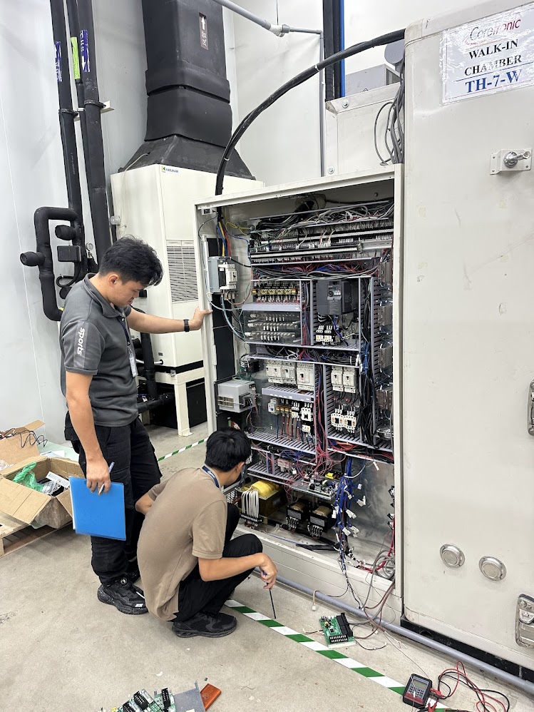 Kỹ sư sửa chữa chamber – kiểm tra tủ điện điều khiển buồng thử nghiệm