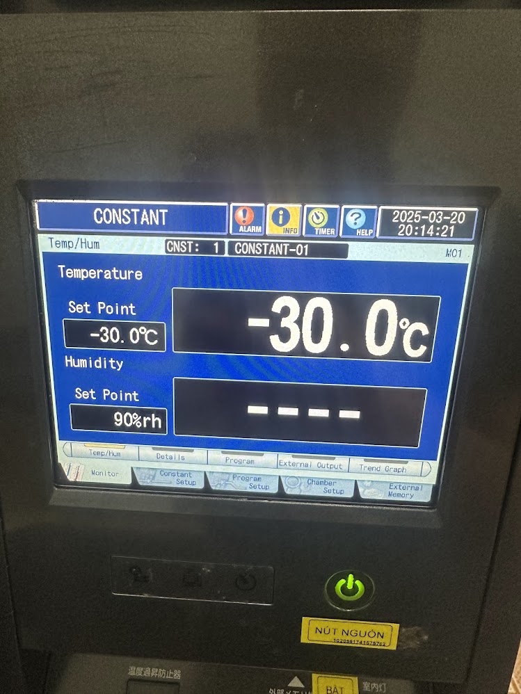 Màn hình bộ điều khiển hiển thị độ ẩm cài đặt 90%RH trên tủ thử nghiệm nhiệt độ – độ ẩm
