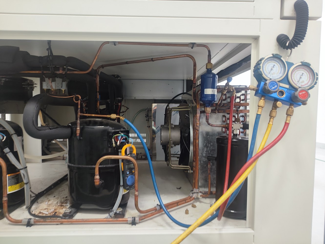 Máy nén và khoang lạnh chiller khi sửa chữa lỗi áp suất cao