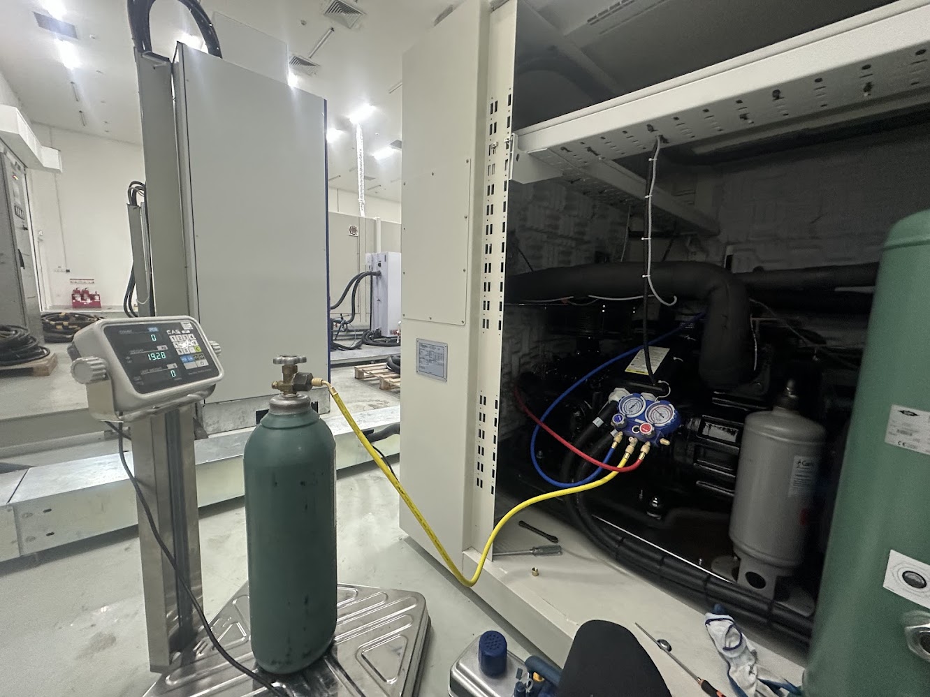 Kỹ sư nạp gas, xử lý hệ lạnh tủ thử nghiệm nhiệt độ – độ ẩm tận nơi tại nhà máy