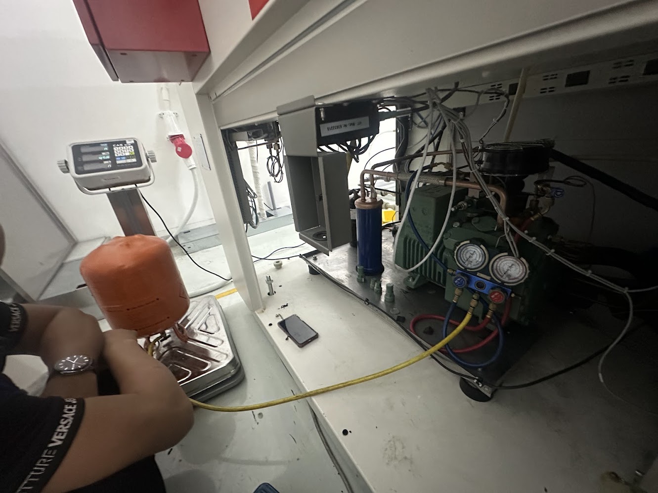 Nạp môi chất chiller theo cân điện tử khi xử lý lỗi theo bảng mã lỗi chiller