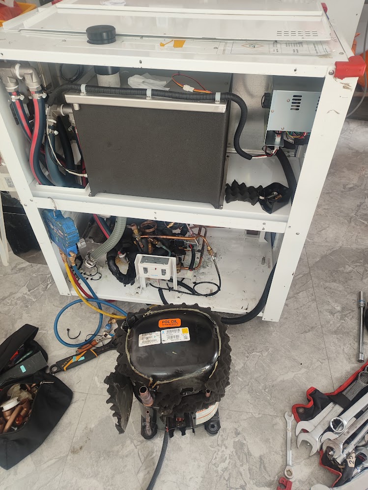 Kỹ sư sửa chữa chiller máy ép nhựa tận nơi tại nhà máy