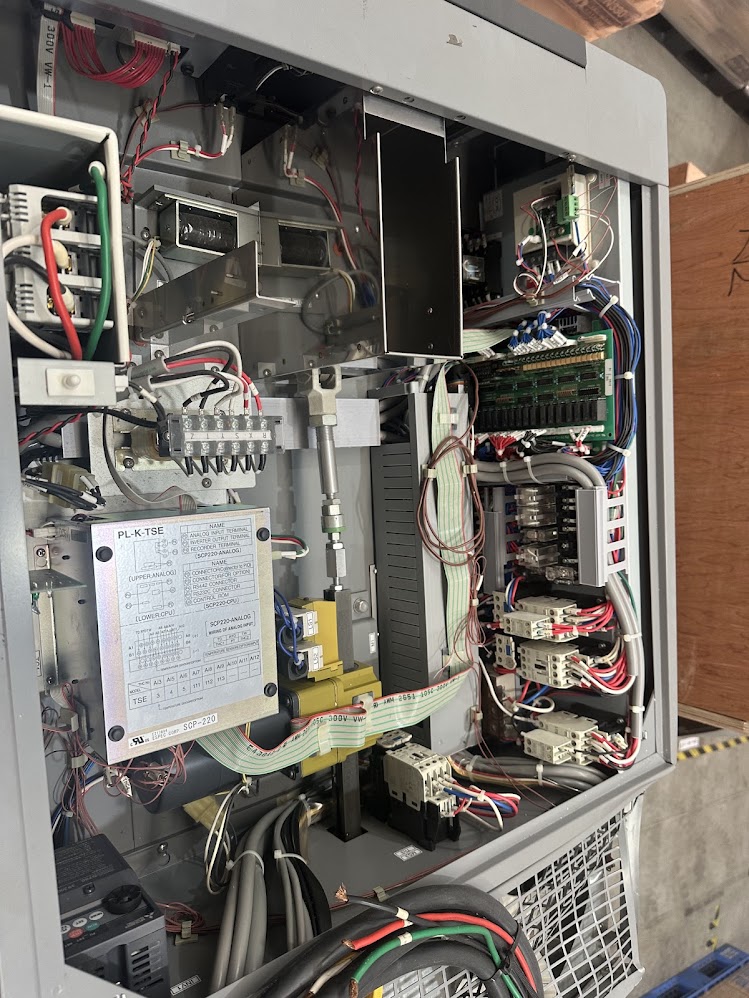 Tủ điện và bo mạch điều khiển bên trong buồng thử nghiệm ESPEC