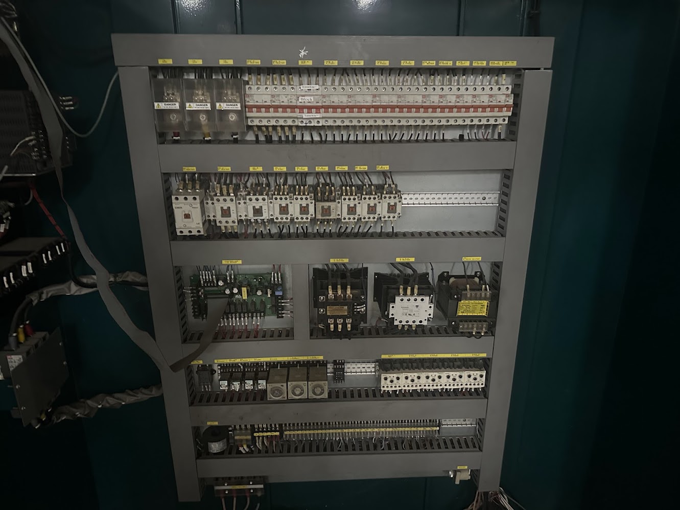 Tủ điện điều khiển công nghiệp với relay và contactor khi sửa bộ điều khiển tủ thử nghiệm